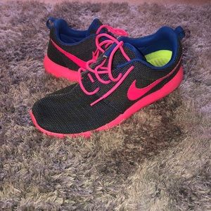 Women’s Nike tennis shoes